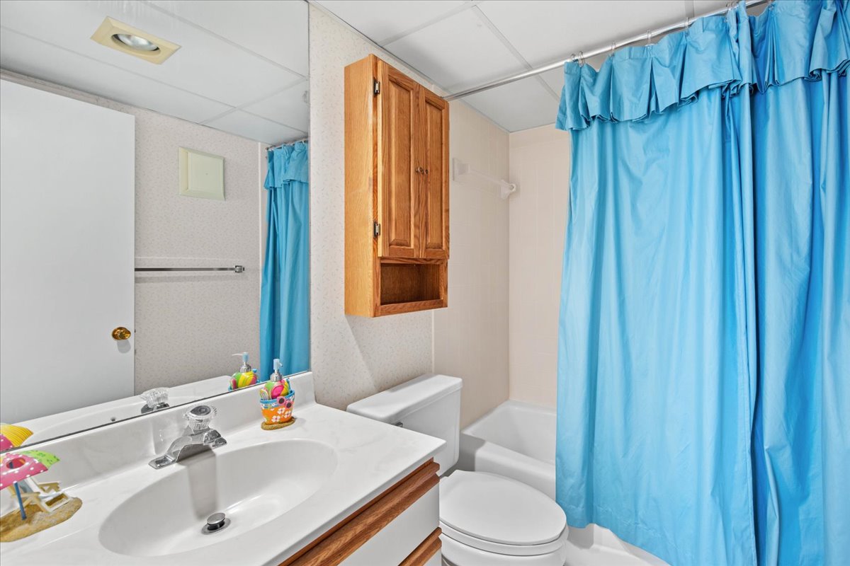 Freshen up in the Shower/Tub Combo.