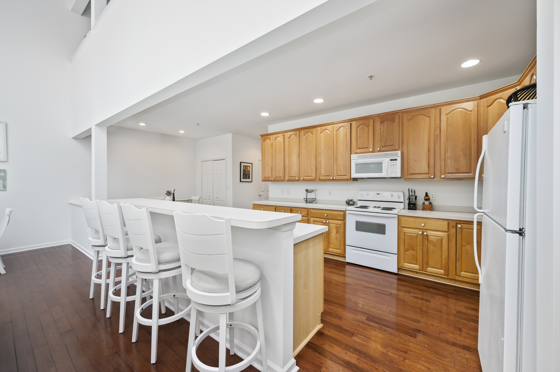 Convenient seating for 4 at the breakfast bar will keep help to comfortably keep the cook in your family company