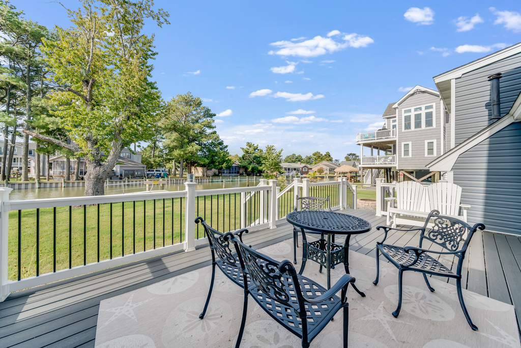 Dine Al-Fresco by the water's edge and take in that salty, sweet bay breeze.