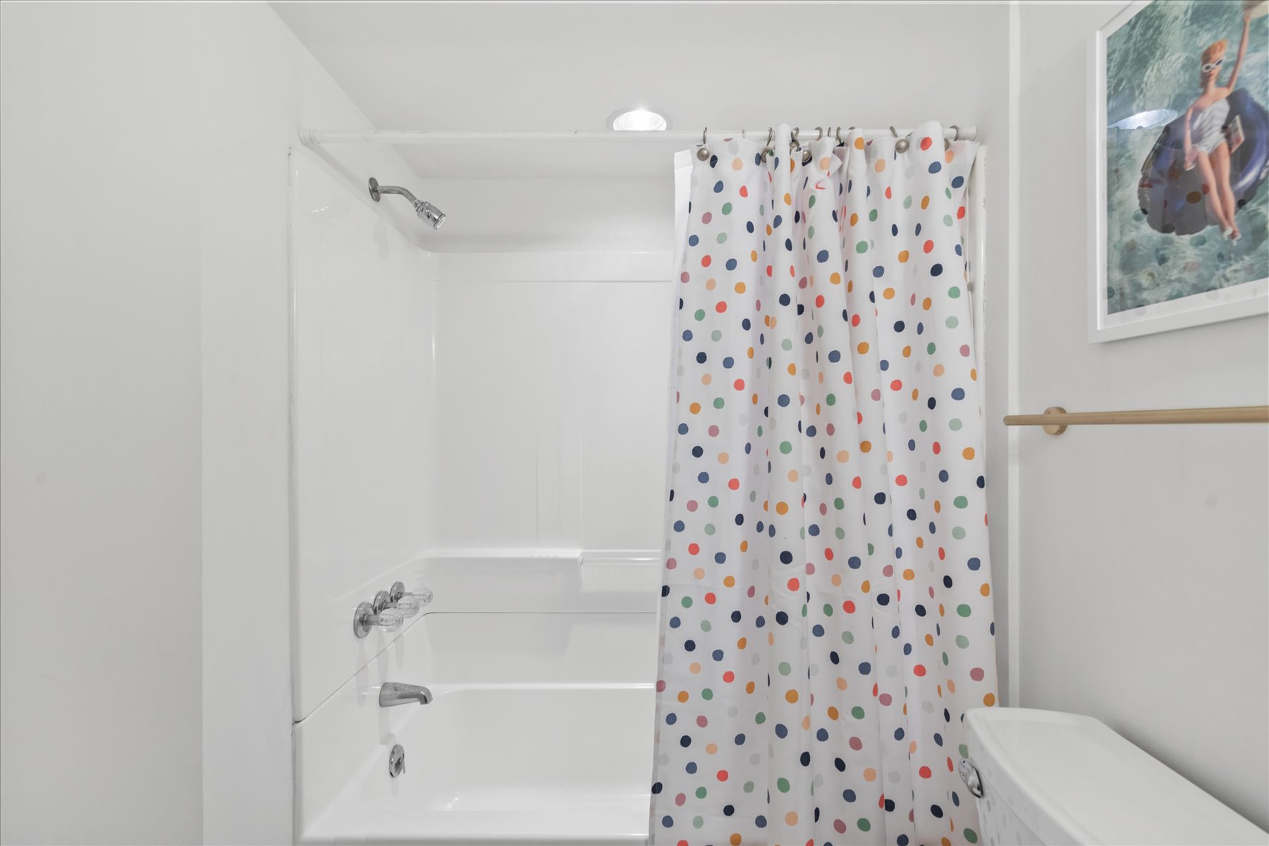 Features a Shower/Tub Combo.