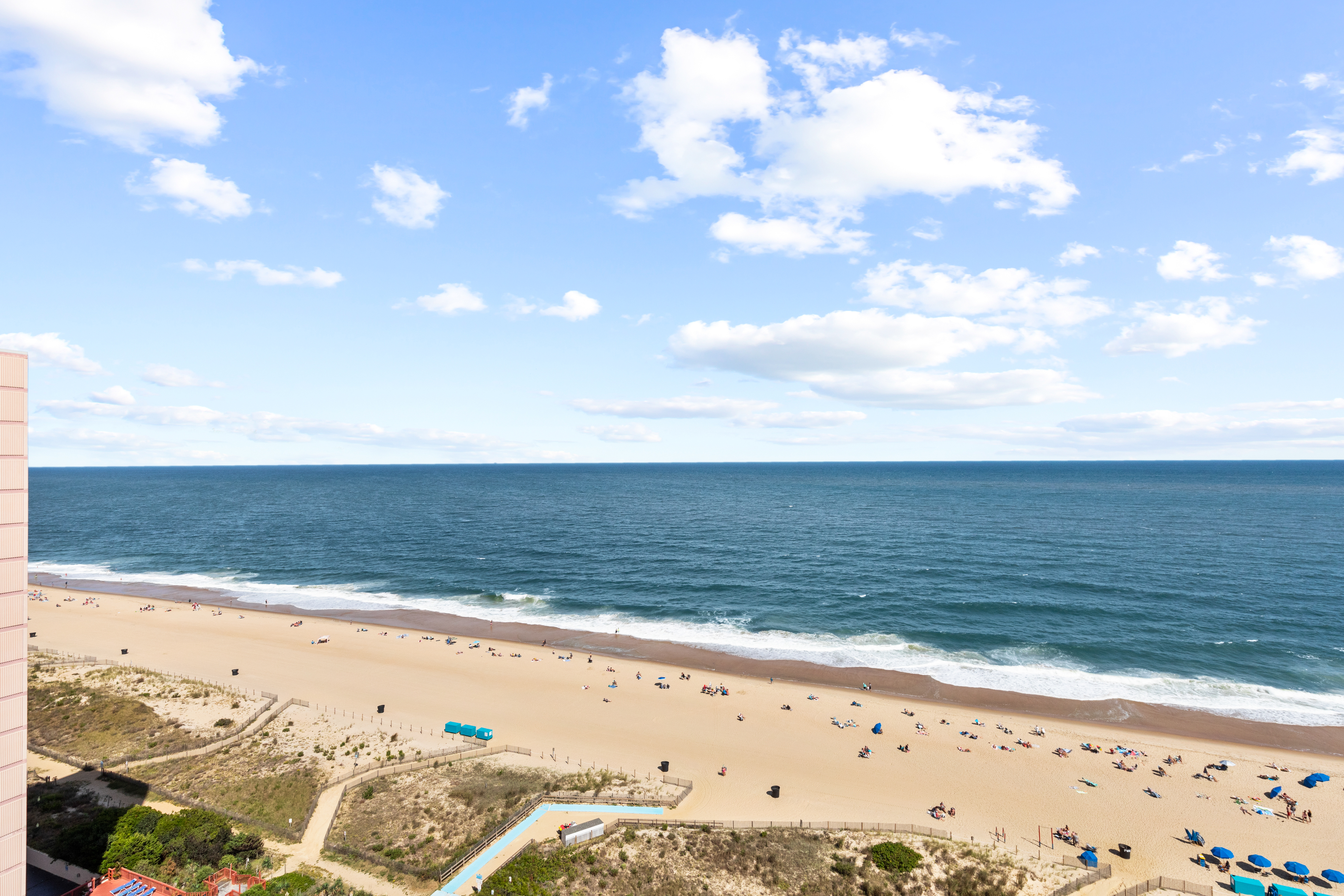 Let the Sea Set You Free while calling Golden Sands 1606 your Home!