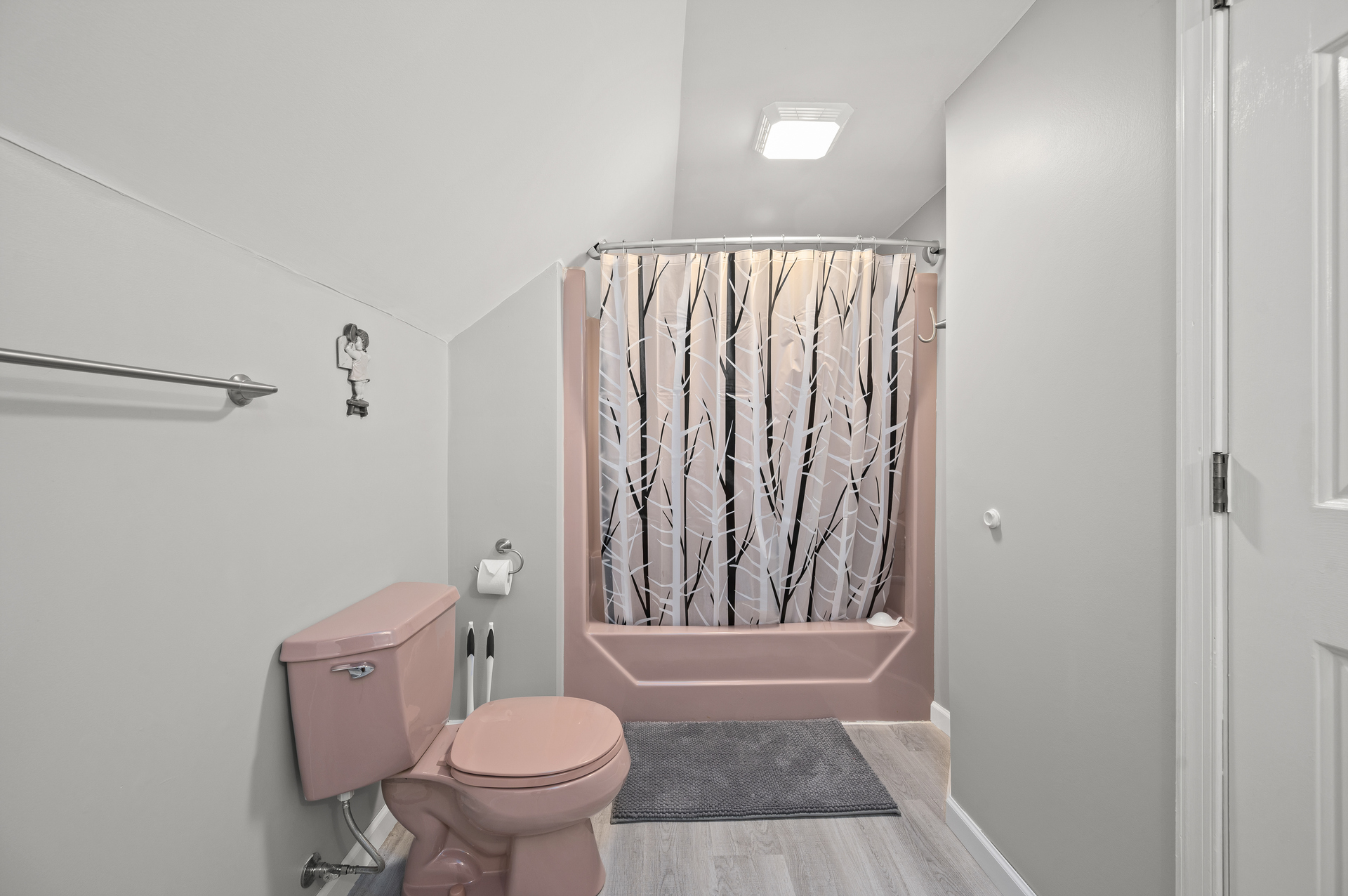 Full Bath 2 with Tub/Shower Combo has a fun Retro Look.