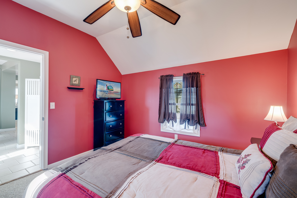 Flat Screen TV and wonderfully high ceilings in this cozy, romantic room.