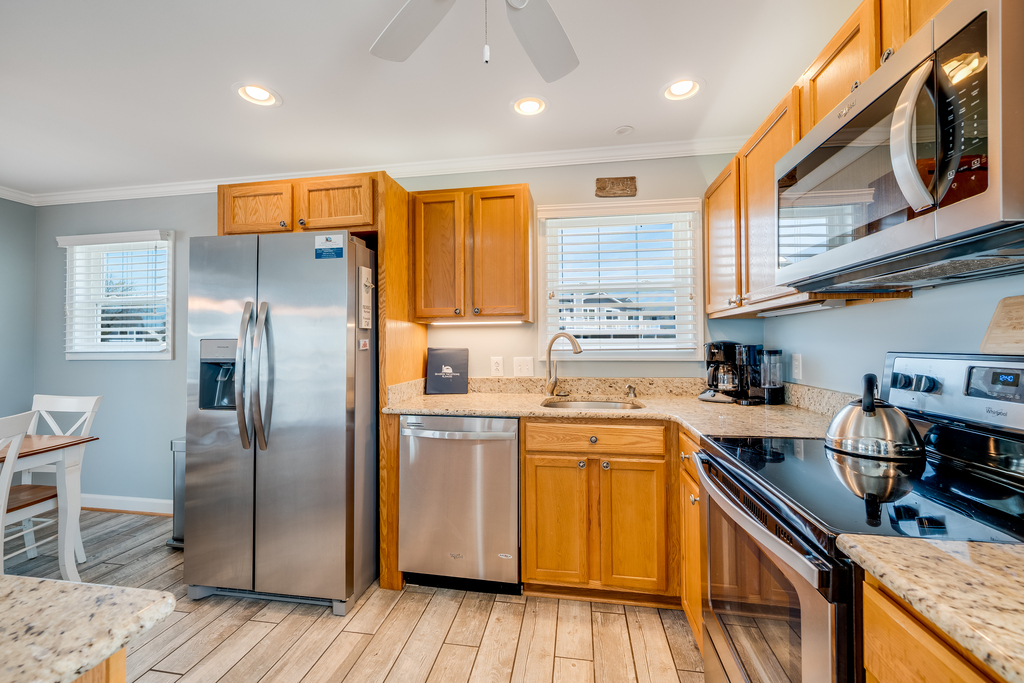 Home cooked meals will be a bay breeze in this well-stocked kitchen!