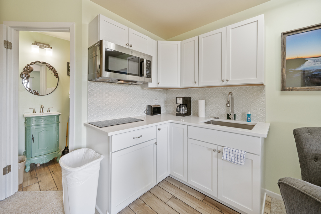 Kitchenette is well stocked!