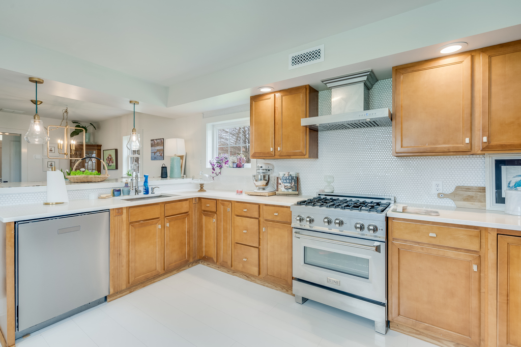 The Chef in your family will love the well stocked Kitchen.