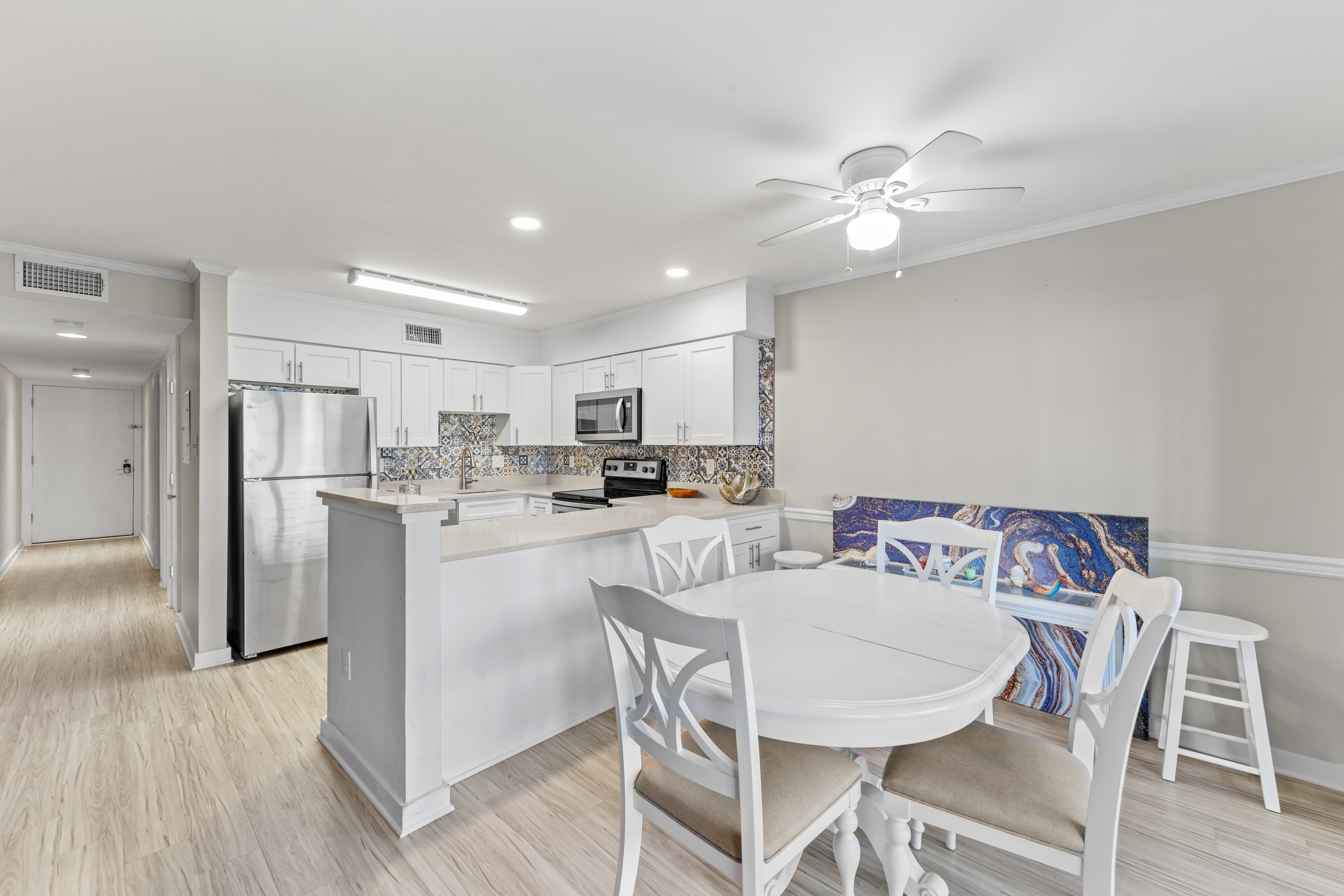 Plenty of space to make mealtime an Ocean Breeze