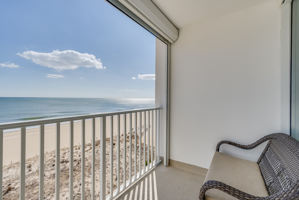 A lovely Oceanfront Condo sleeping 6, in the heart of OCMD!