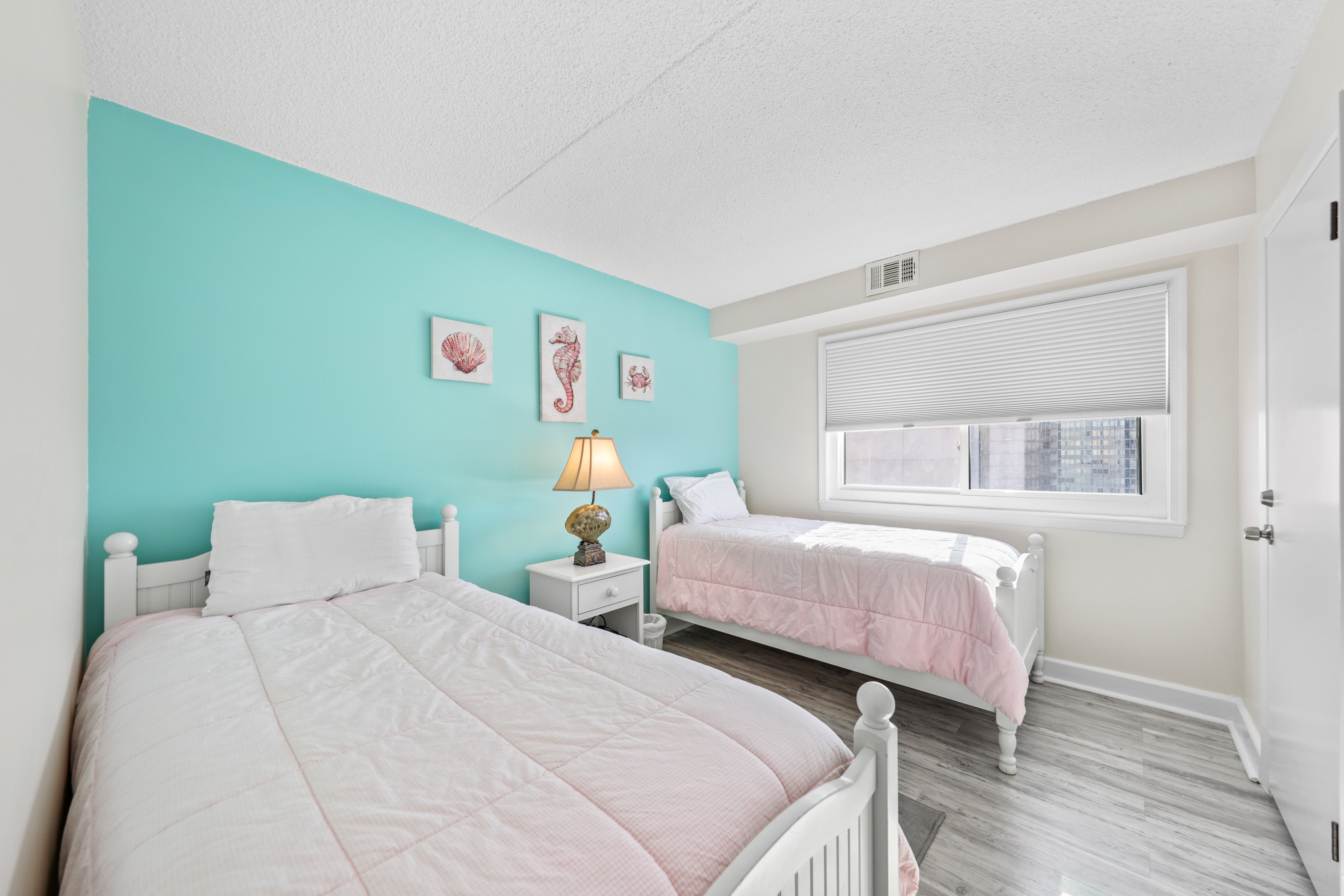 This Cozy Bedroom has 2 Twin Beds!