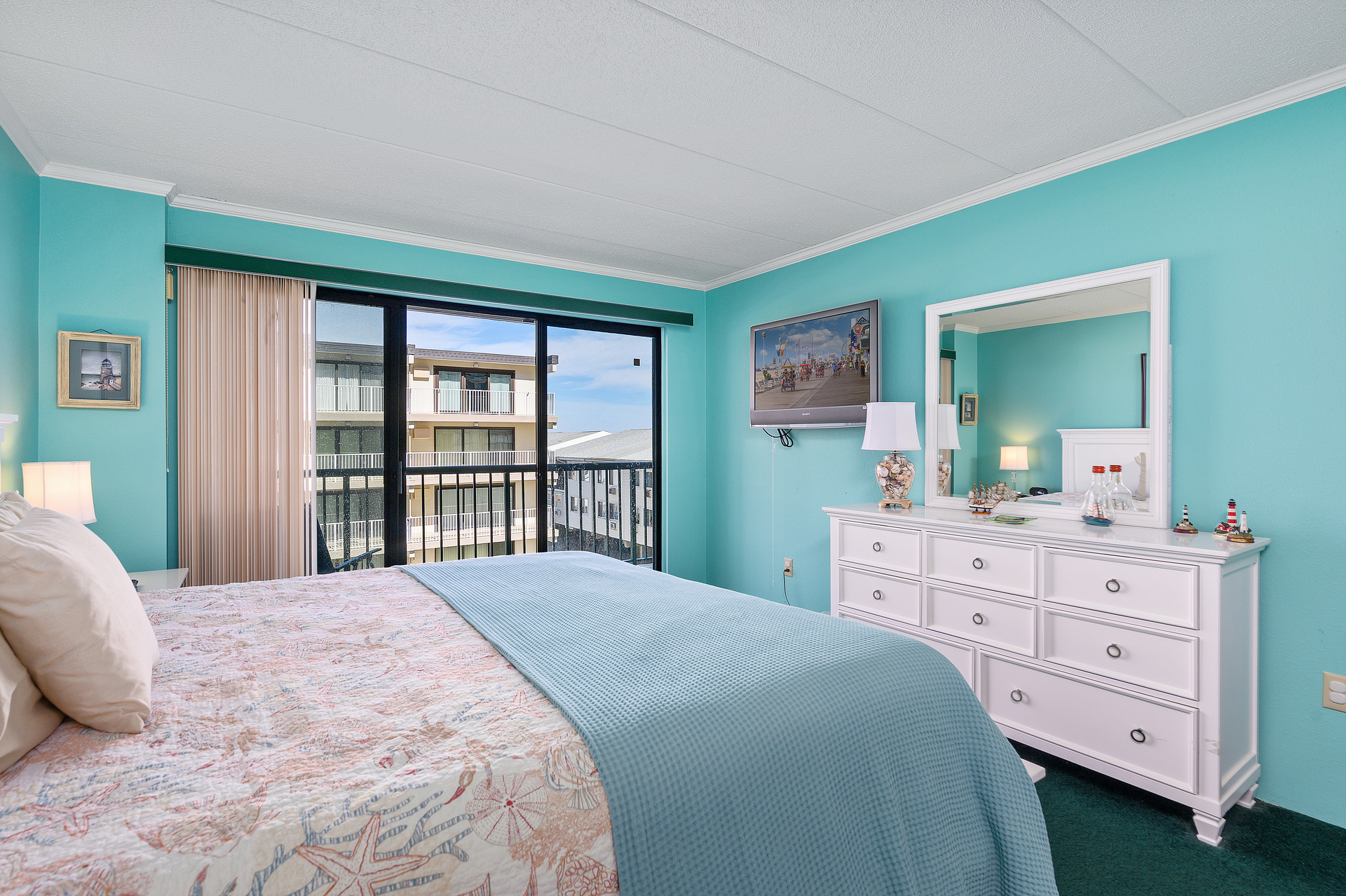 Relax watching a movie on the Flat Screen TV, or slip out to the Balcony with a cool crisp glass of wine