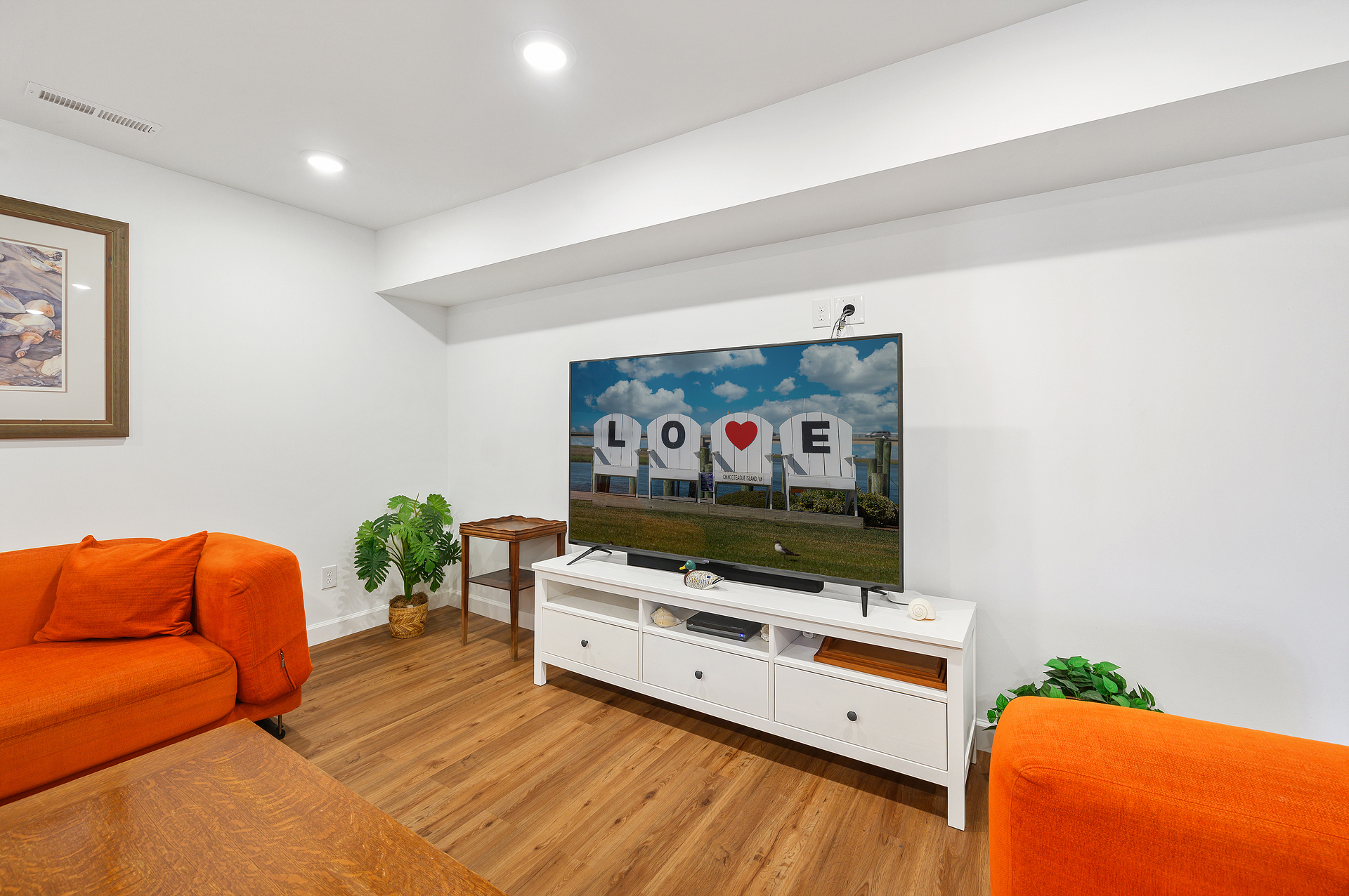 Flat Screen Satellite TV and Free WiFi.