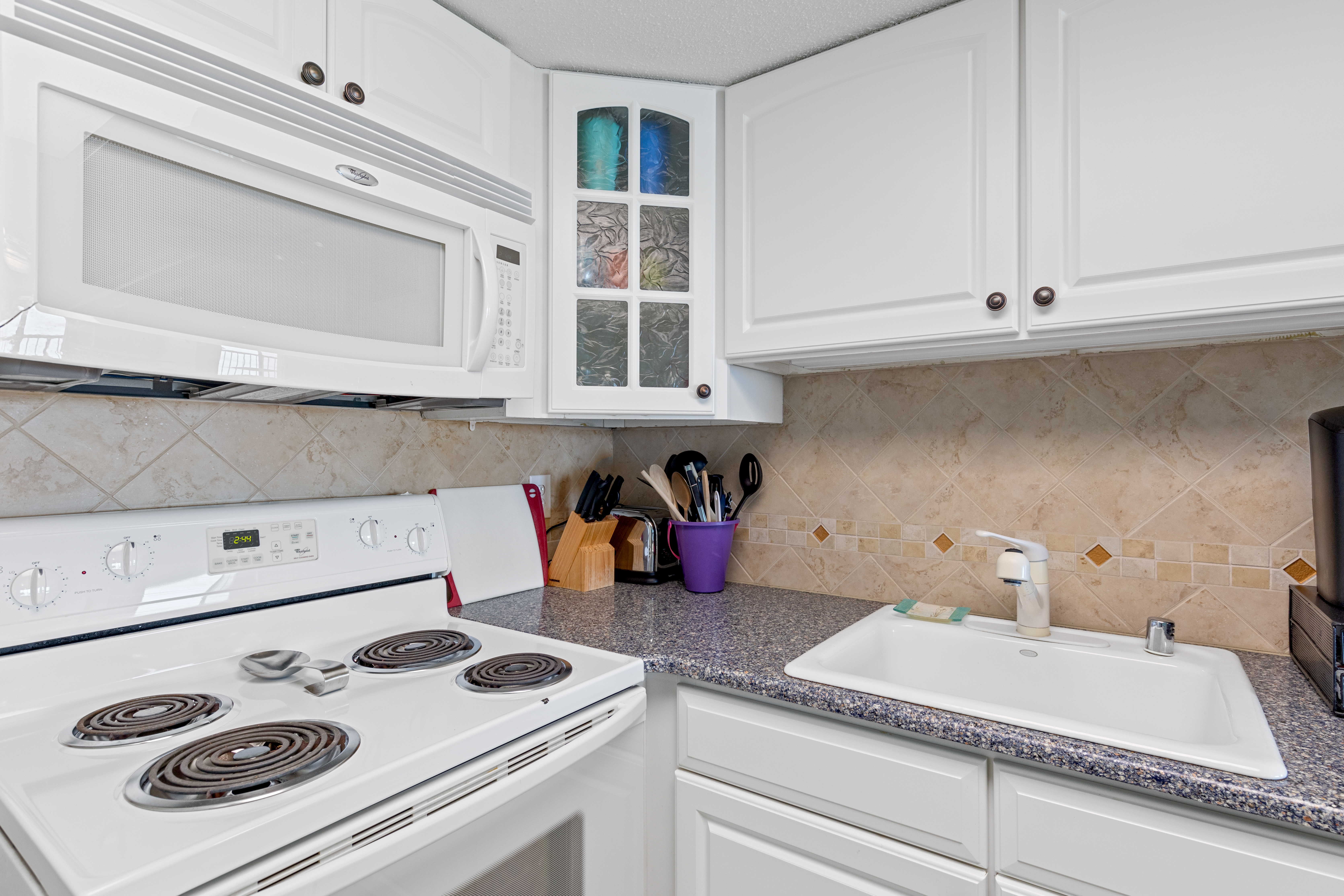 Everything you need at your finger tips in this Kitchen!