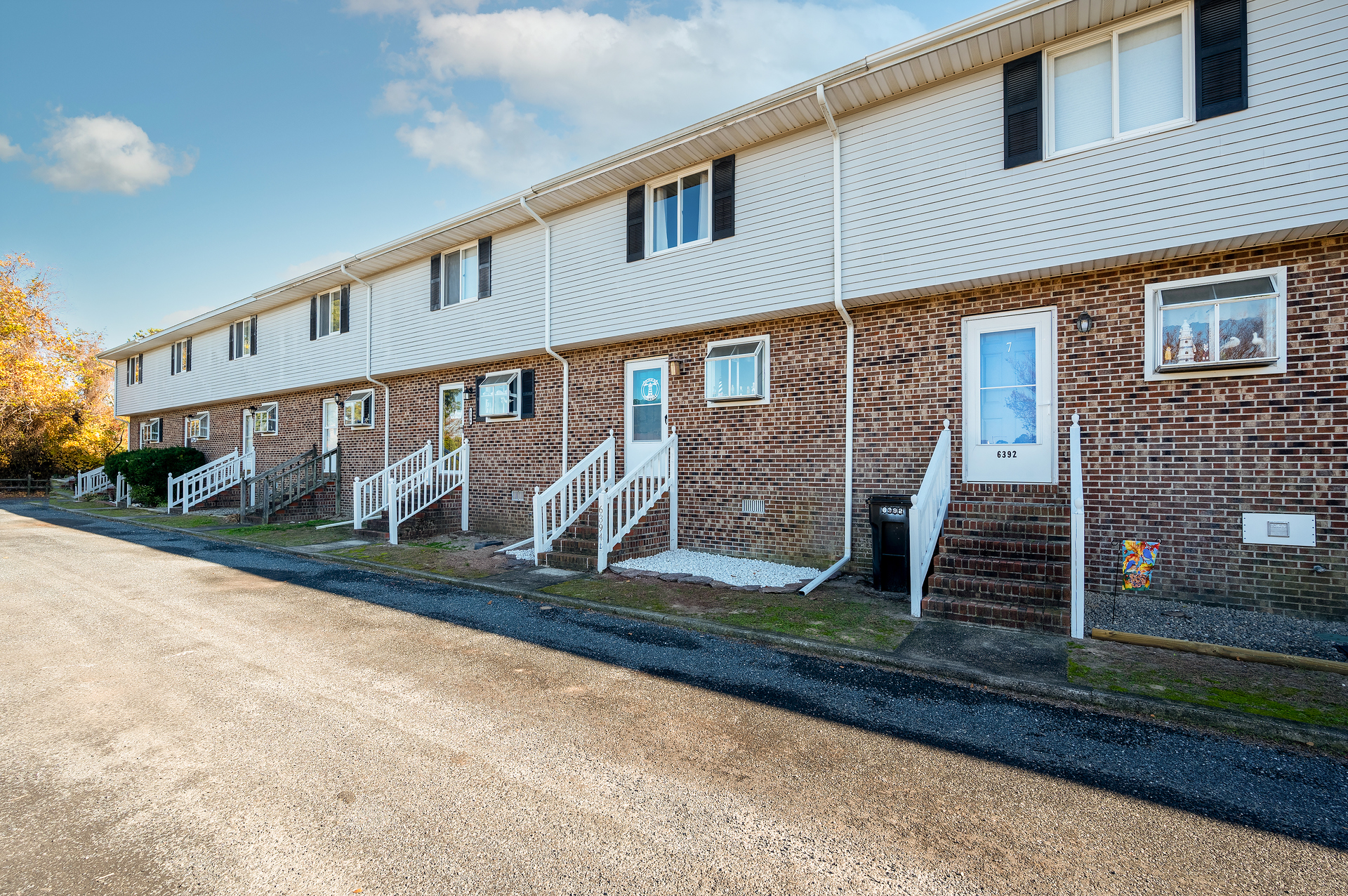 These Townhomes sit on super quiet Teal Lane just minutes to the Beach.