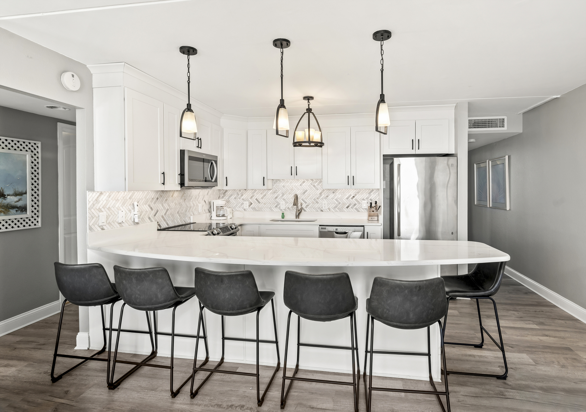 Plenty of space for the whole Family to grab a quick bite before hitting the Beach.