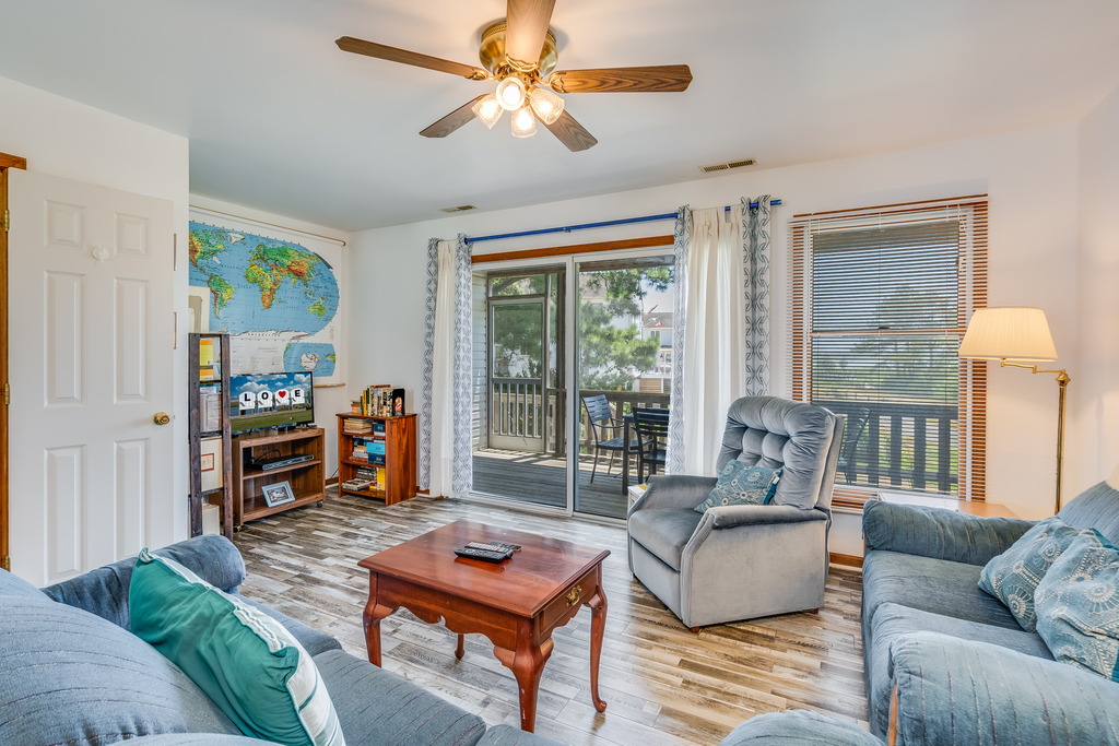 Comfortable Living Area with Flat Screen Cable TV & Free WiFi.