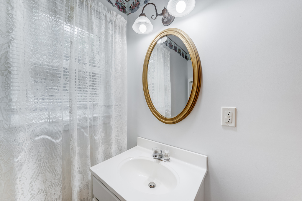 Full Bath with Tub/Shower Combo.