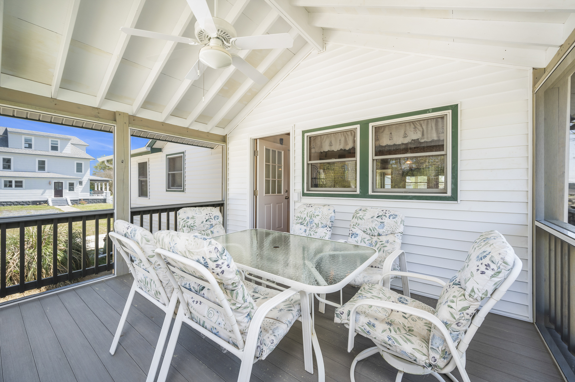 Dine Al-Fresco while listening to the Tree Frogs sing.