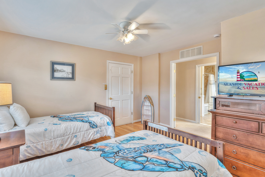 This Coastal inspired room offers 2 Twin beds.