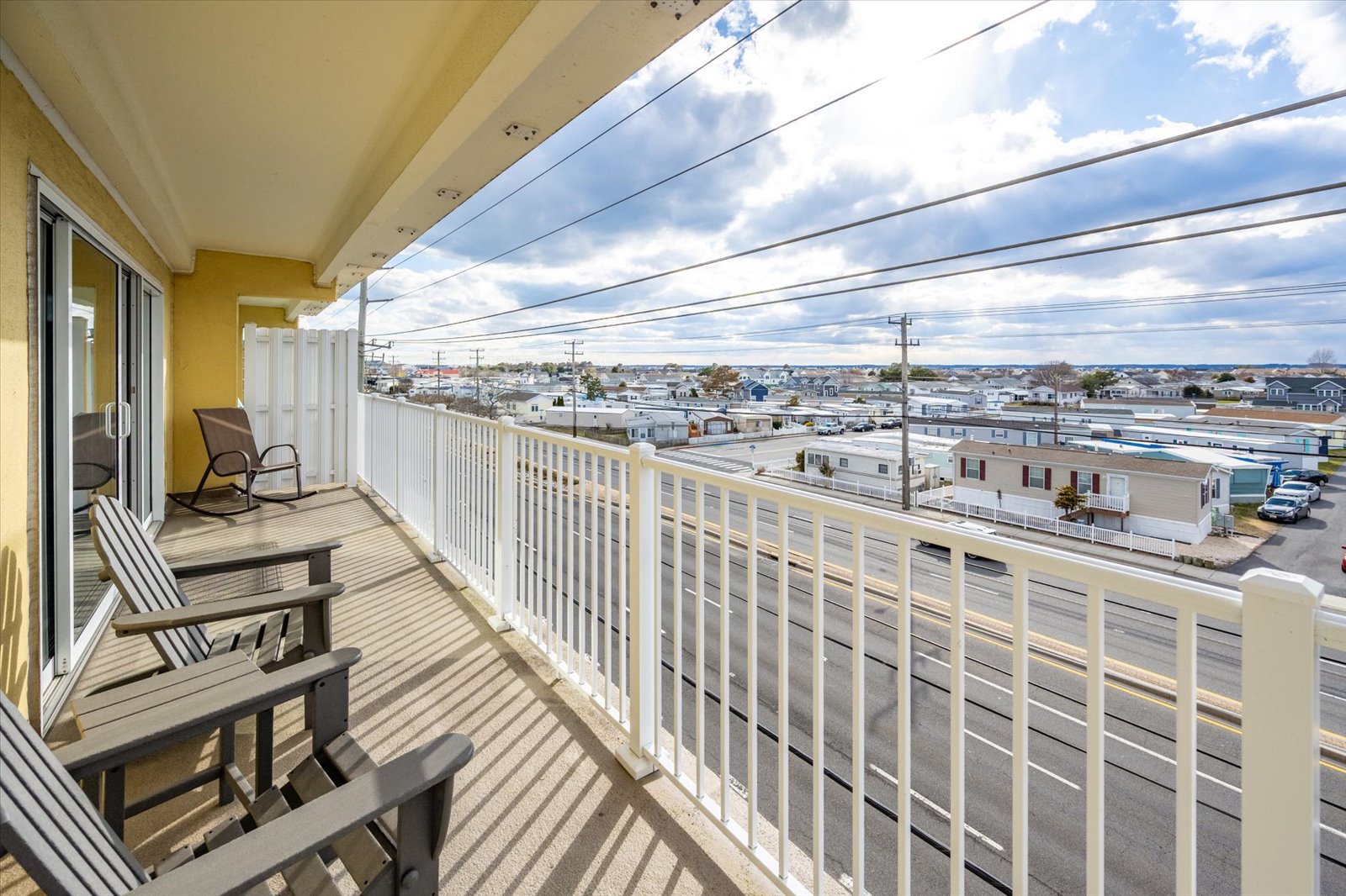 Relax on the private balcony and enjoy beautiful ocean breezes and scenic views!