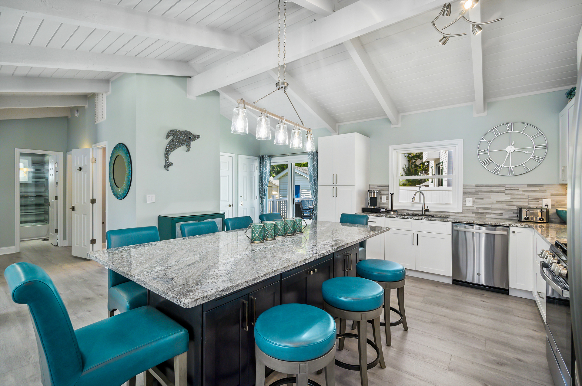 Mealtime will feel nothing like a chore in this well-equipped kitchen