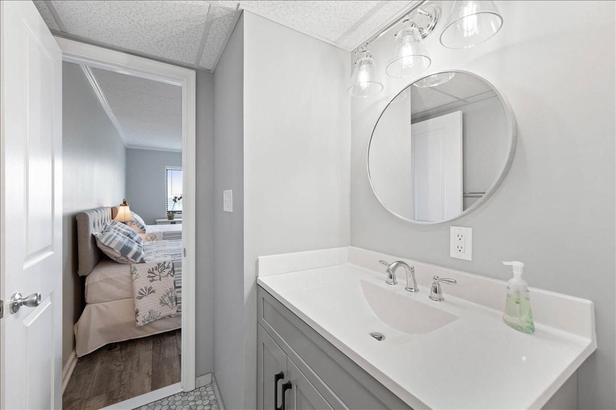 Newly Renovated Full Bath!