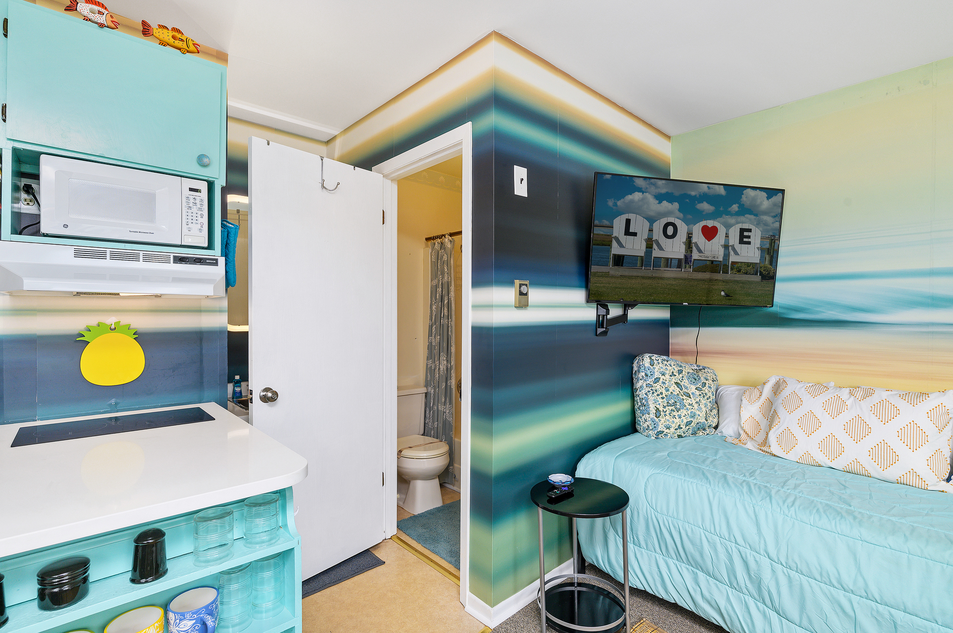 Each Room has Flat Screen Cable TV and Free WiFi.