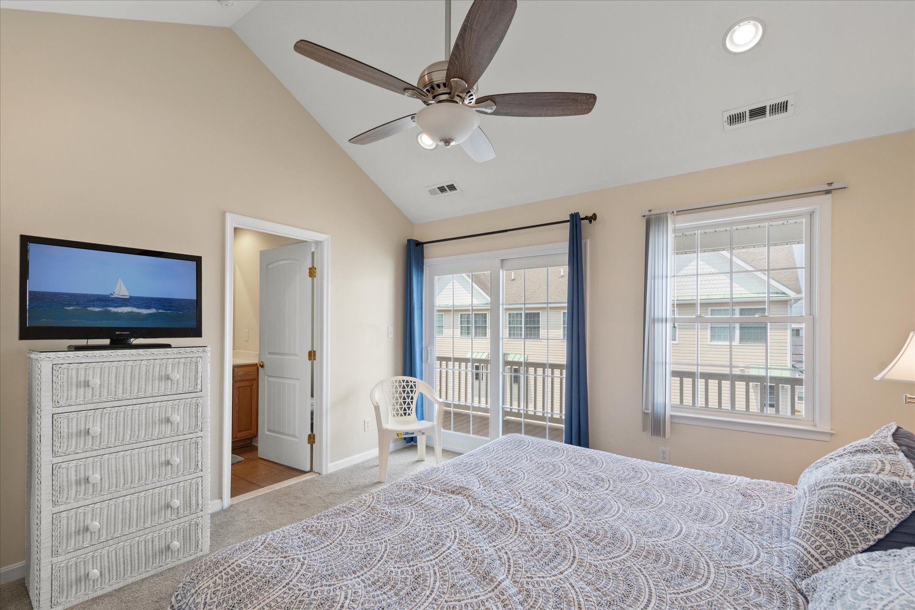 A Bright and Spacious room you would love to wake up in!