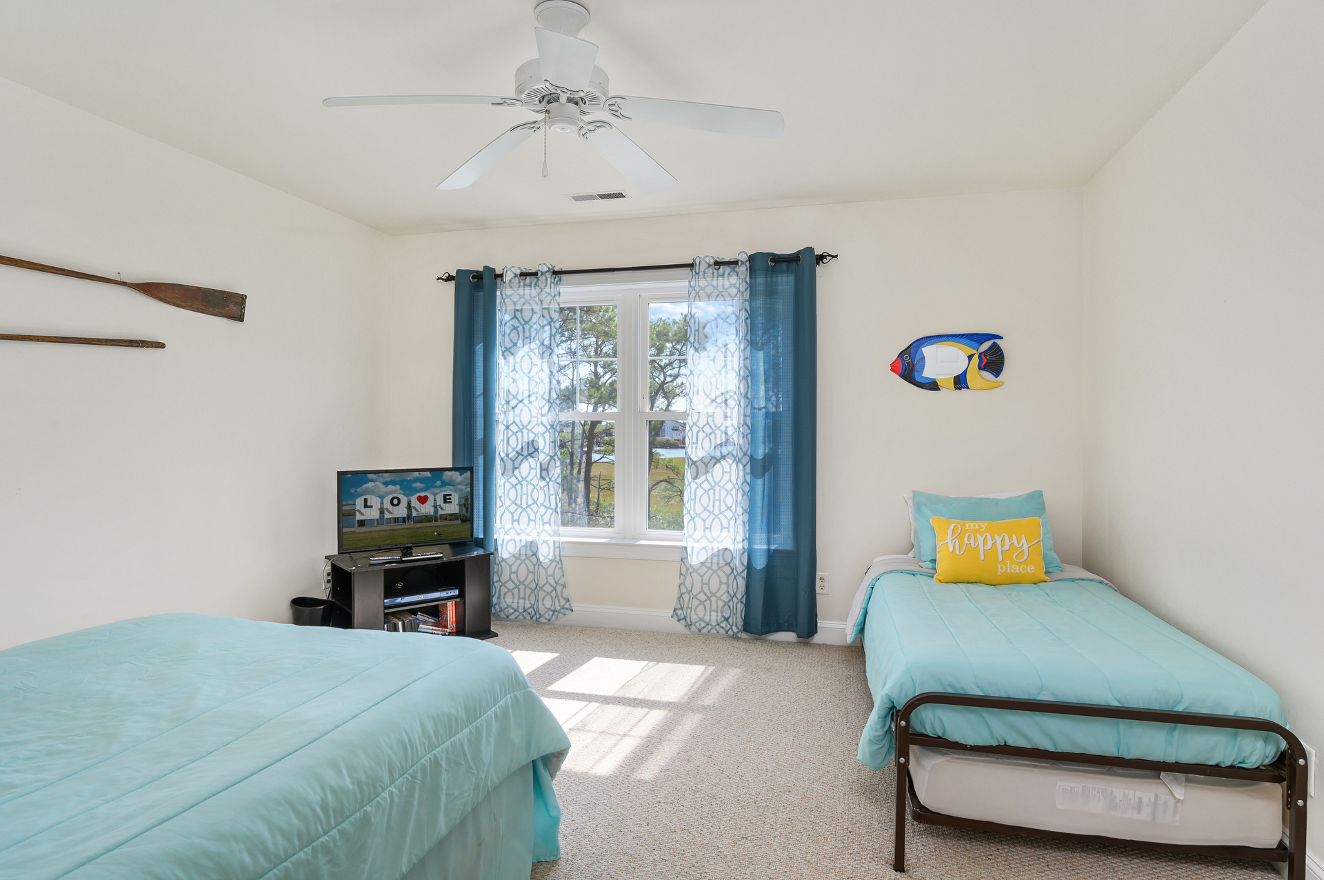 Warm and inviting - and Flat Screen TV!