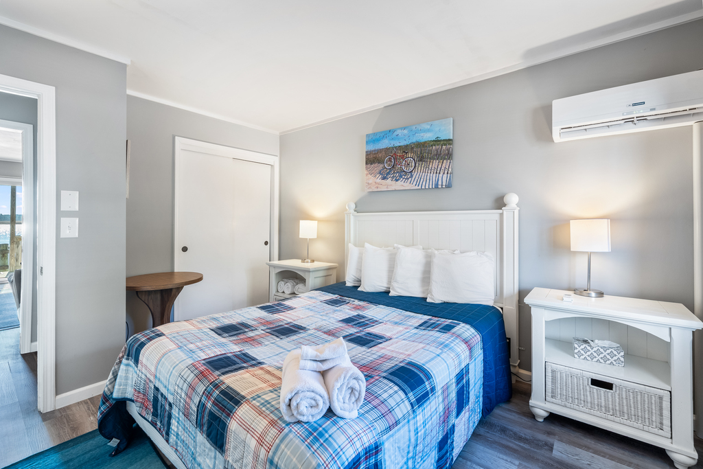 A cozy Queen Bed in the Bedroom