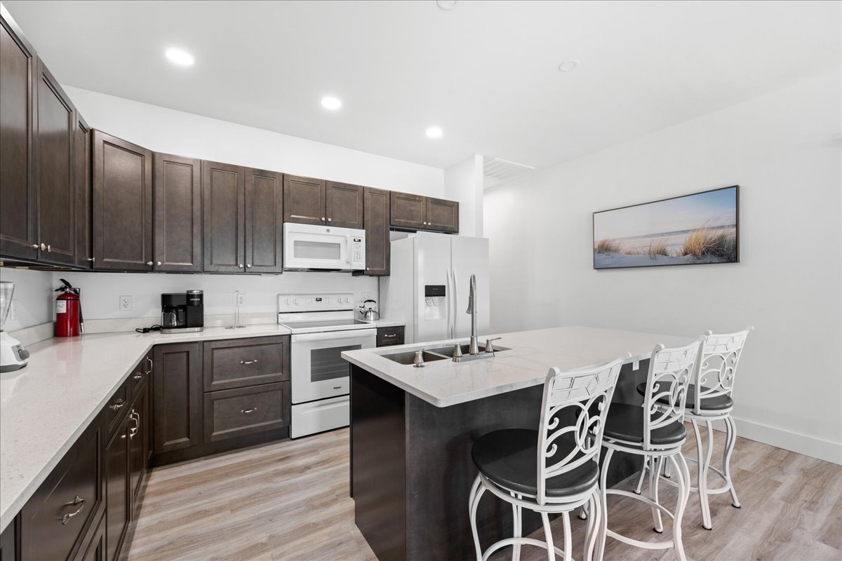 In the heart of the Island on Wayne Road - close to everywhere you want to be!