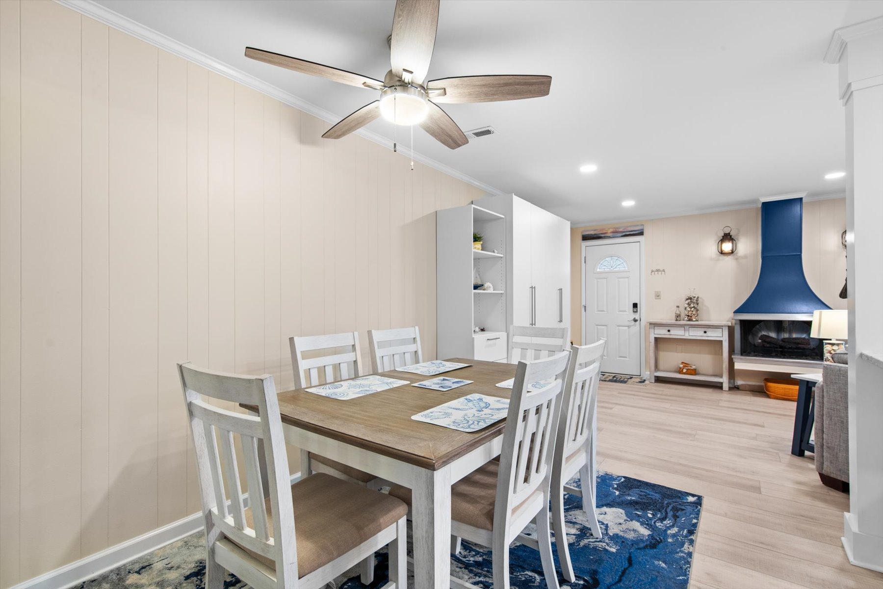 Light-filled space for meals and memories!
