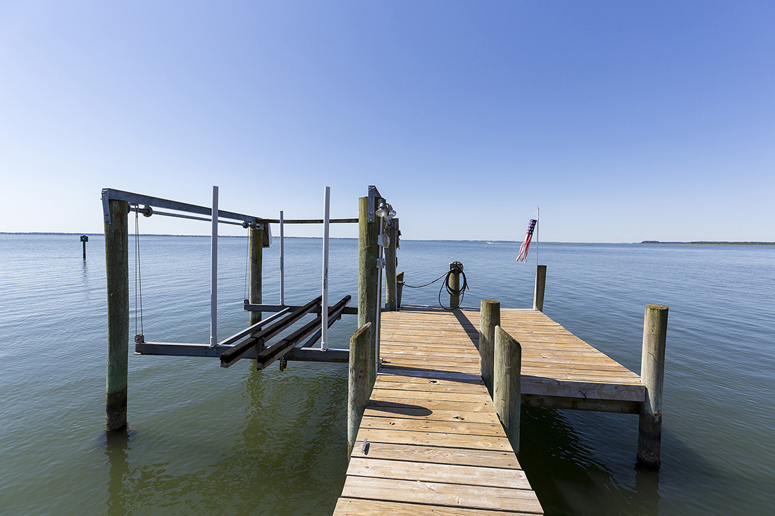 Bring the boat or a few kayaks - Lift not available.