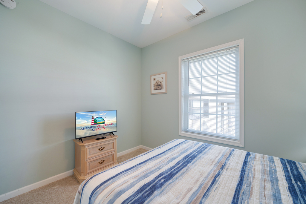 Sink into the Cozy Queen Bed & enjoy the Flat Screen TV.