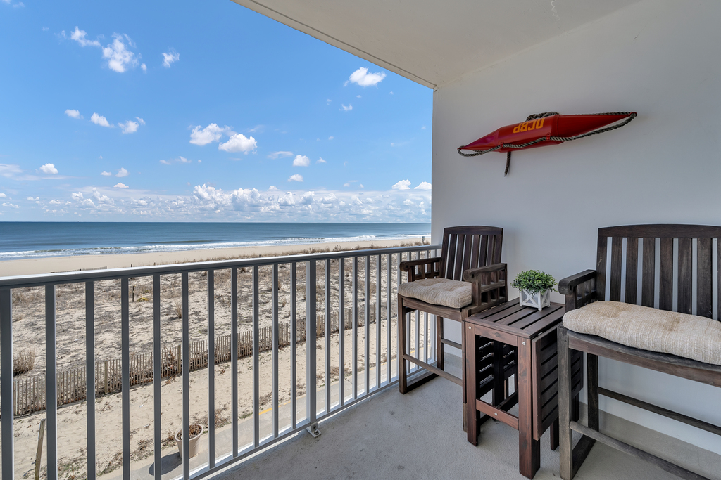This Beautiful condo is steps from the Beach that sleeps 6 and won't break the bank!