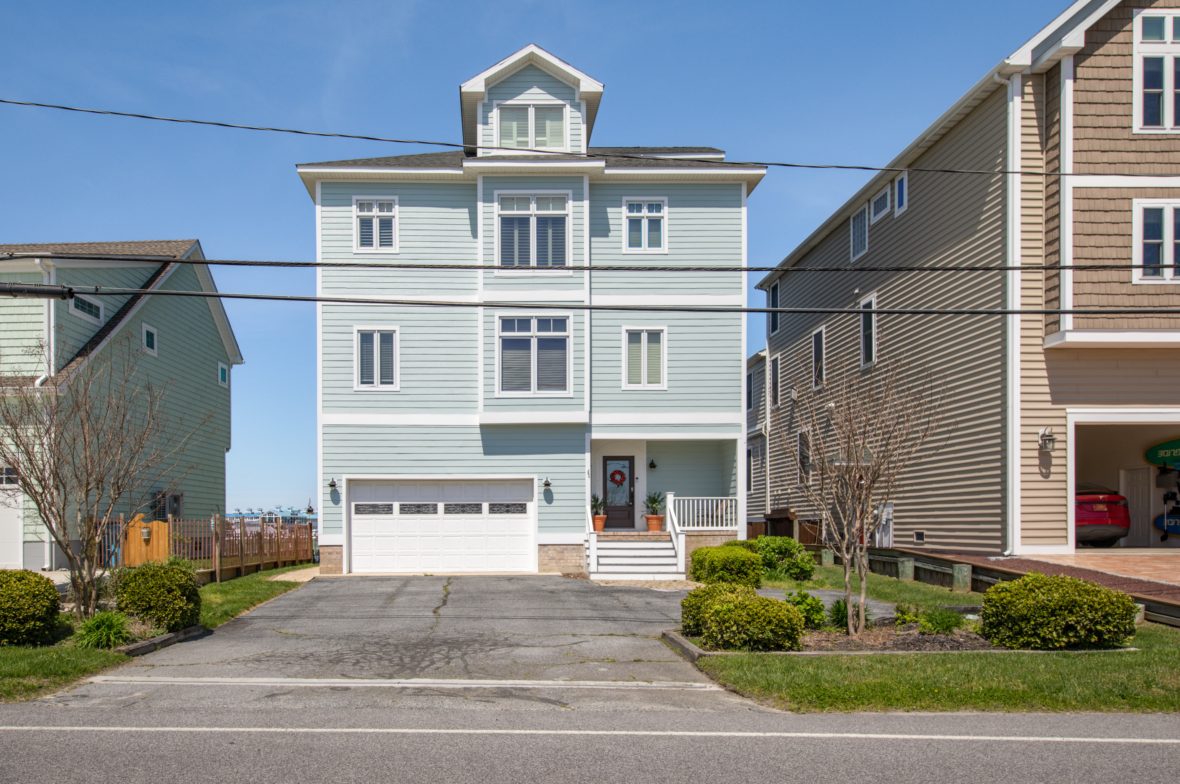 Seaside Bliss is a fabulous Home that offers a great location for everyone in your family!