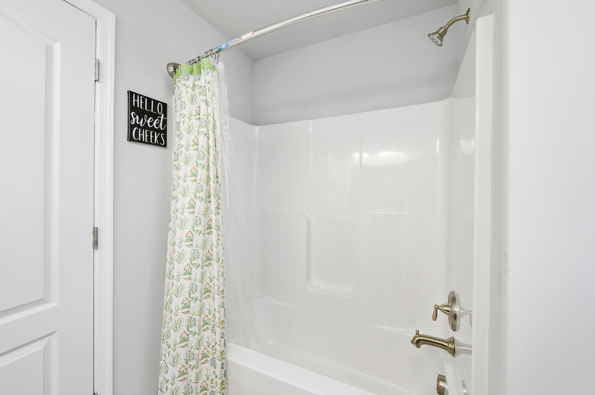 Full Bath 2 has a Tub/Shower Combo.