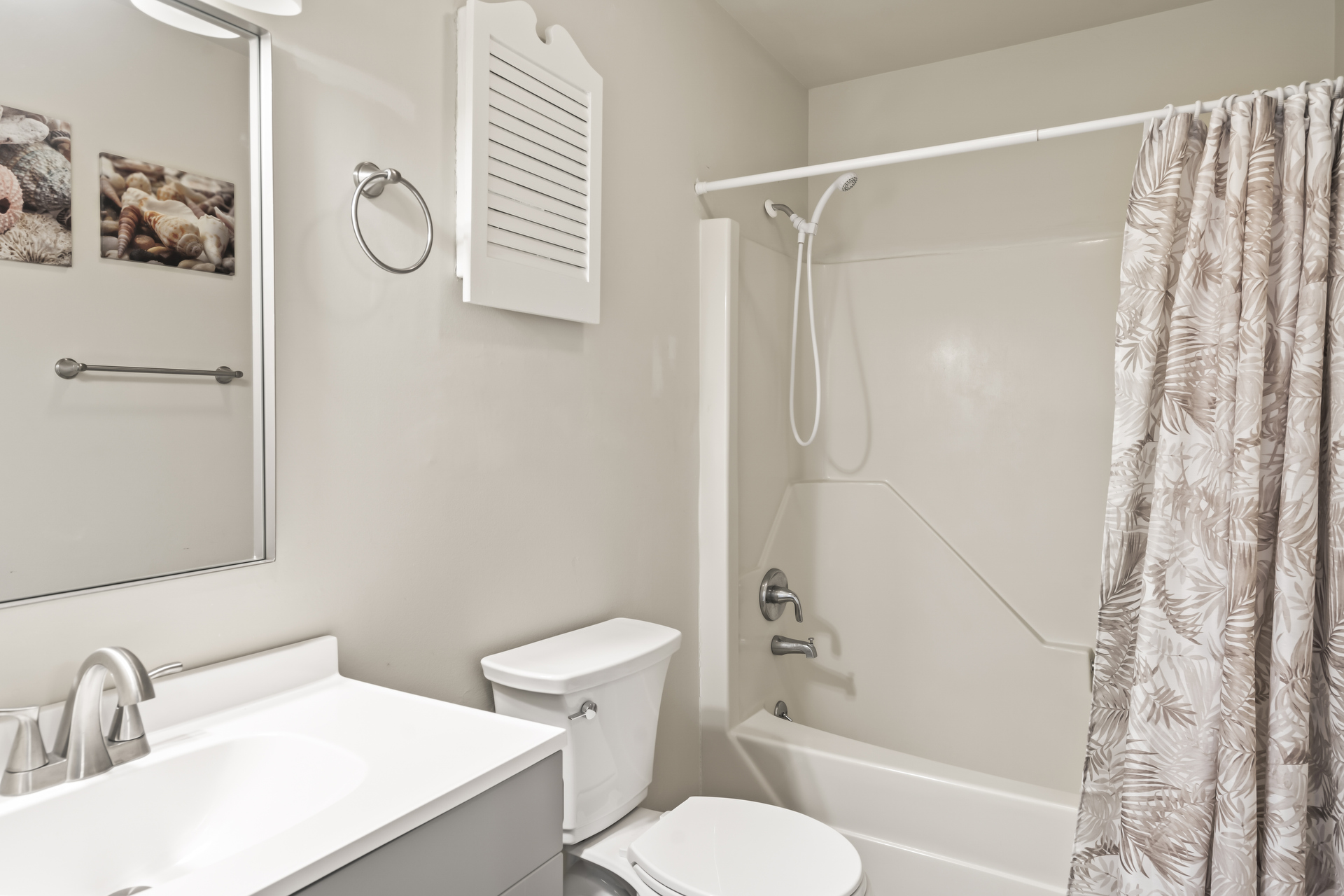 Newly Renovated Full Bath with Tub/Shower Combo.