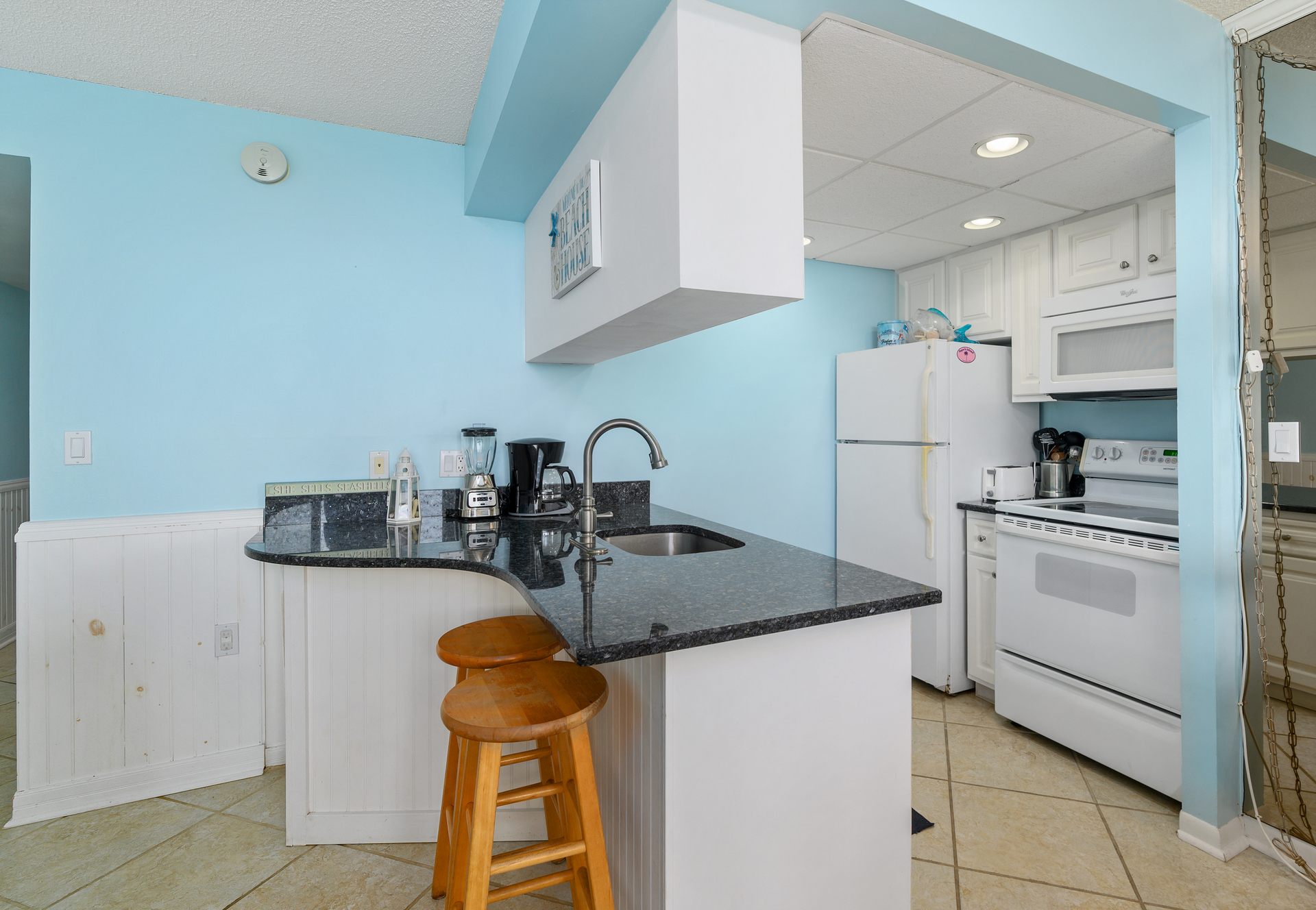 Grab a quick bite before you hit the beach at the breakfast bar.