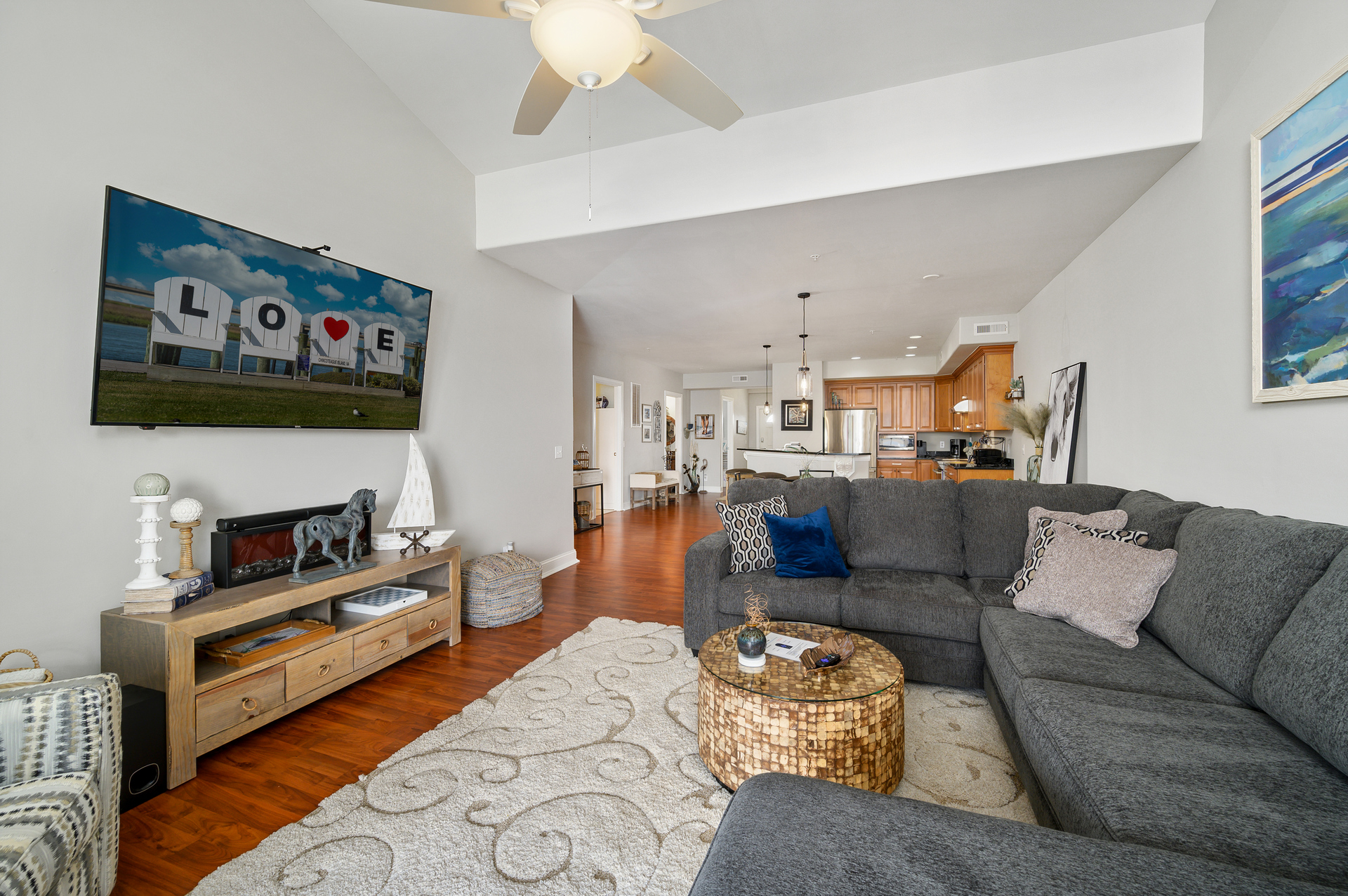 This gorgeous Condo sleeps 7 in pure comfort and style.