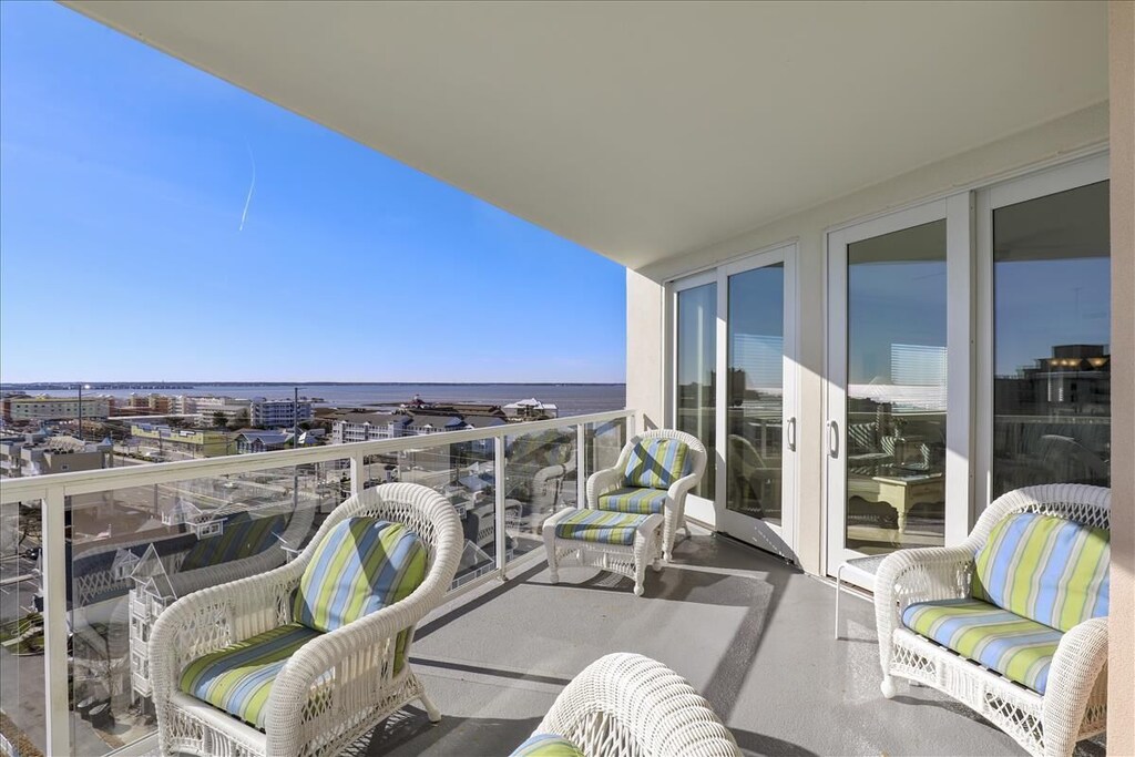 Sip your morning coffee while taking in the Sweet & Salty Ocean Breeze!