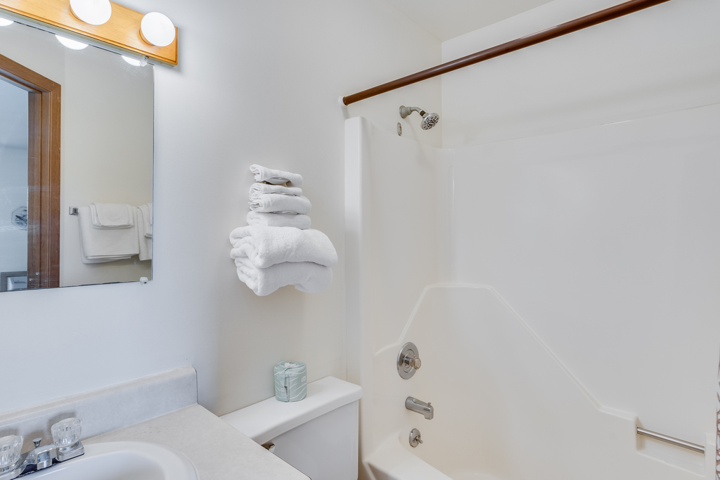 Light & Bright Full Bath with Tub/Shower Combo.