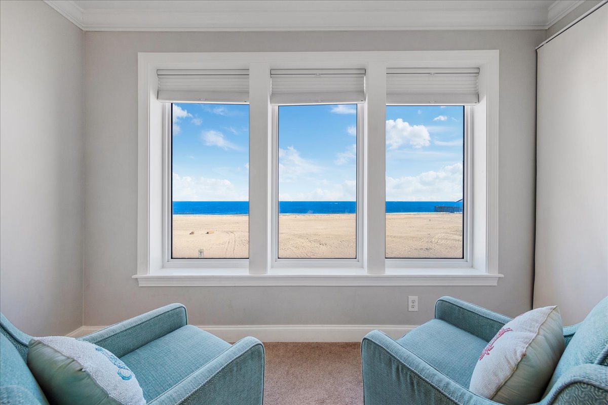 Just imagine enjoying your morning Coffee watching the sun come up from the sitting area