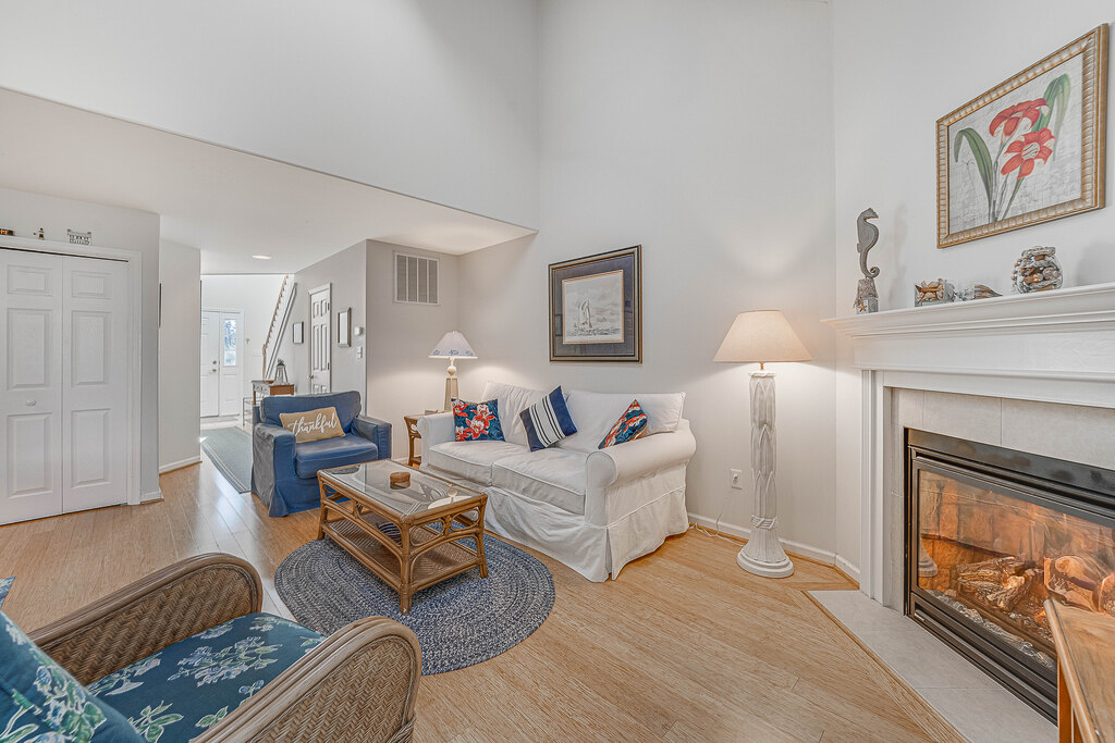 Bay Pony sleeps 6 more than comfortably, and is just minutes from the Beach!