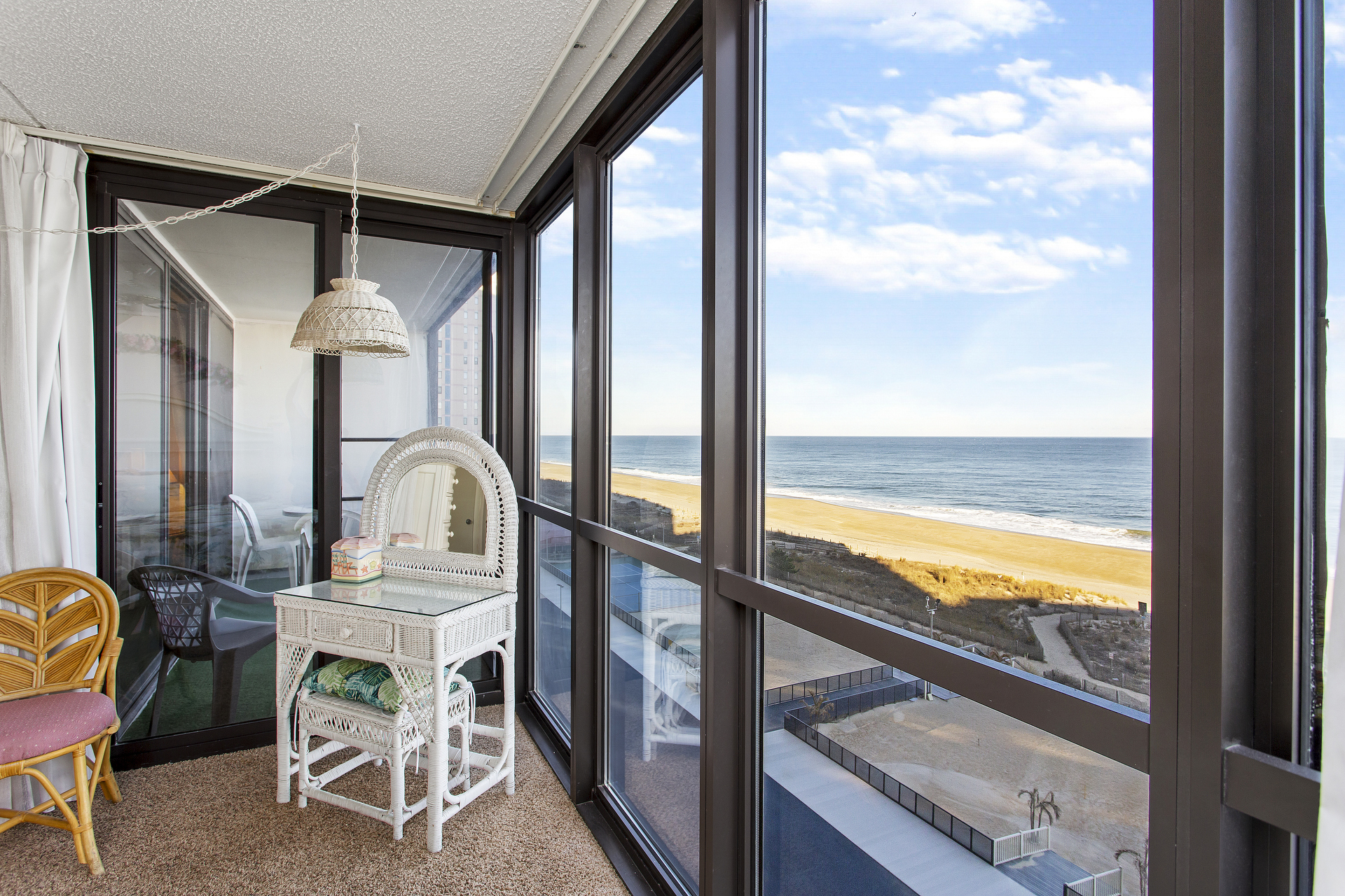 Slip out to stargaze with private access to the balcony!