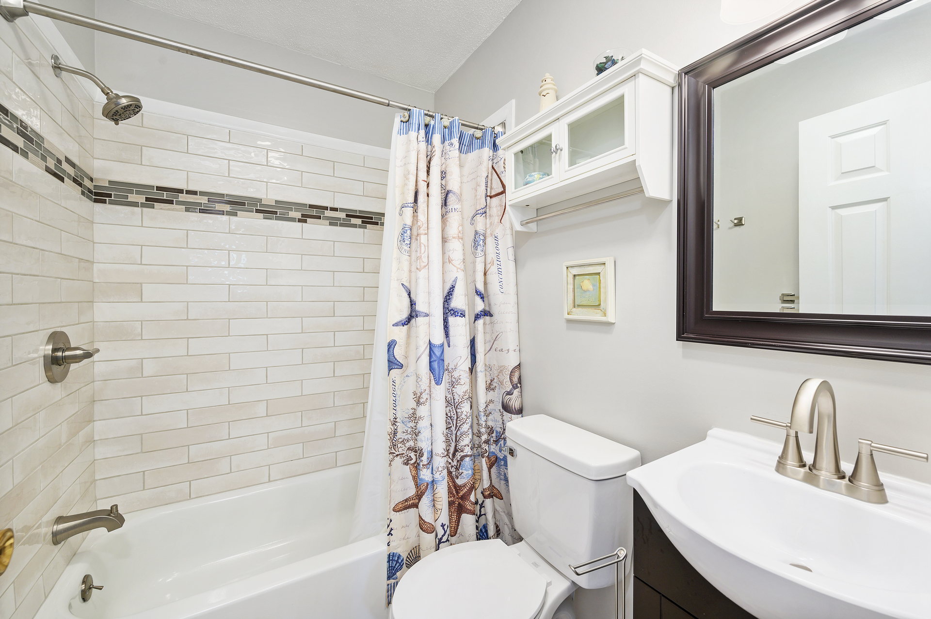 Upstairs Full Bath with Tub/Shower Combo.