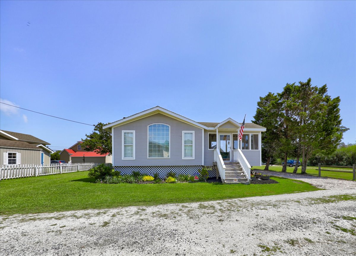 Deja Blue is tucked on super quiet Johnson Lane, yet still close to everywhere you want to be.