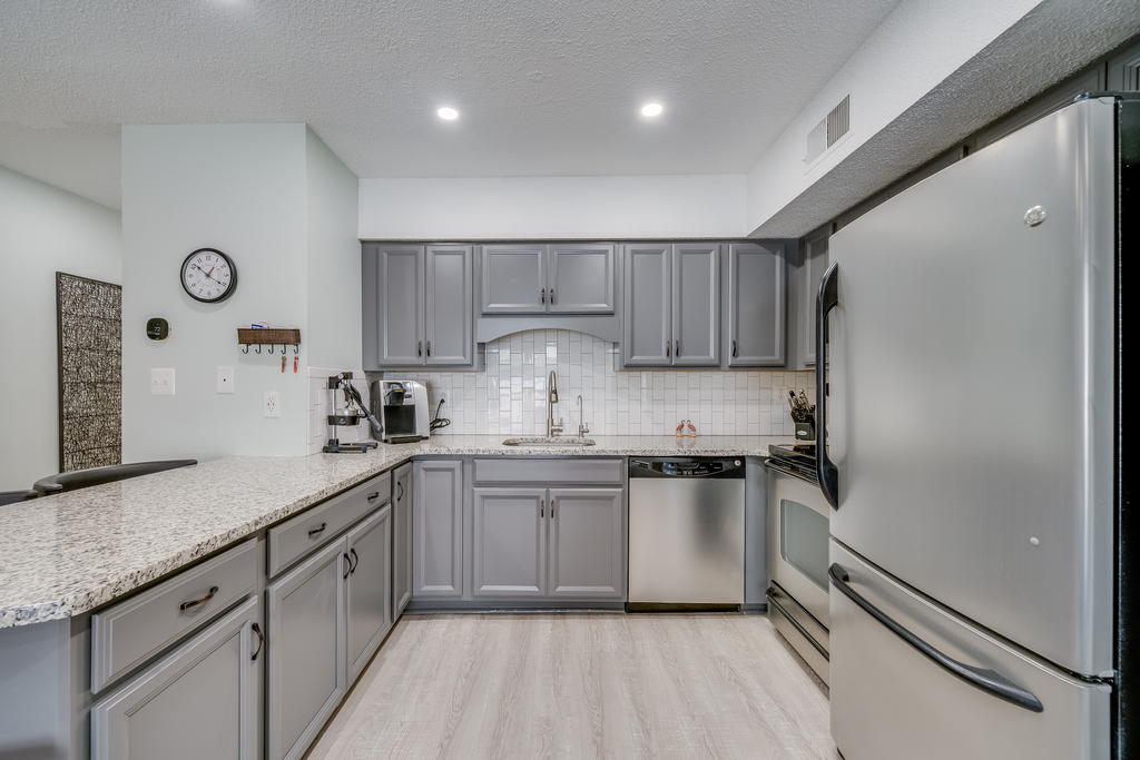 Enjoy preparing meals in this fully equipped Kitchen.