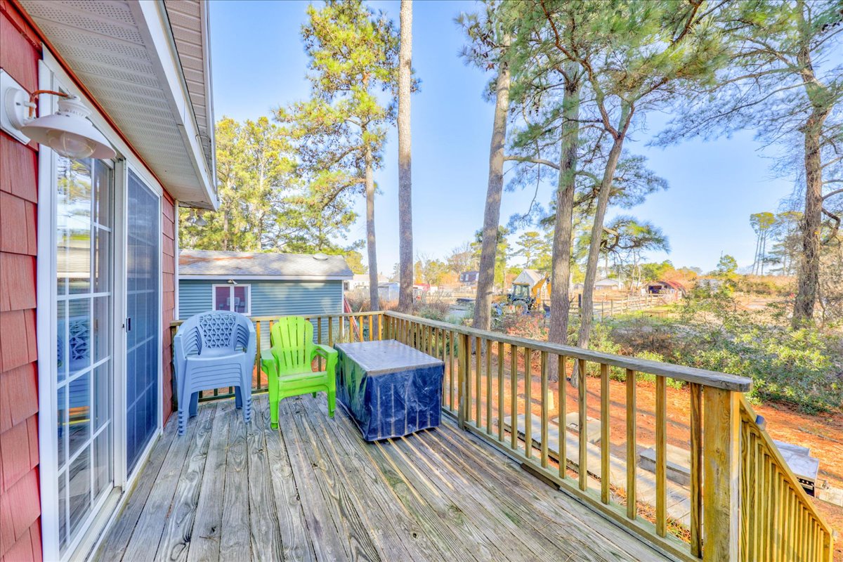 Spacious Deck overlooking Historic Beebe Ranch - see Chincoteague Ponies from your backyard.