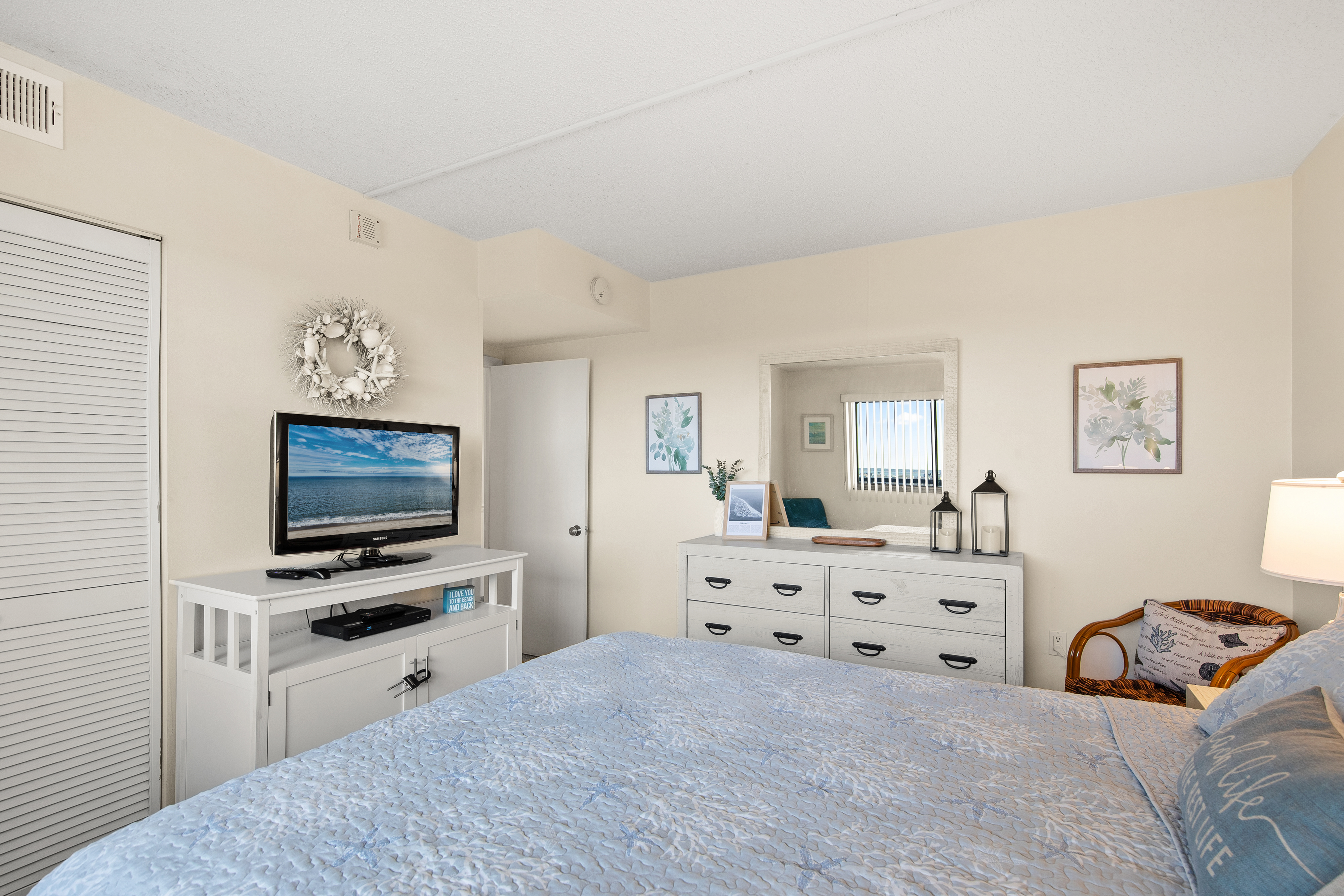 Sink into bed and enjoy the Flat Screen Cable TV.