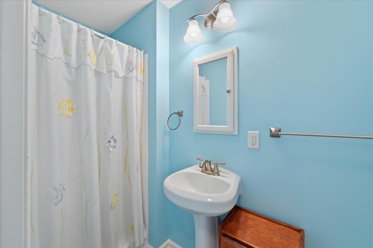 Full Bath 2 has a Tub/Shower Combo.